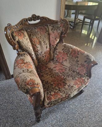 Elegante Poltrona Classica in Tessuto Floreale