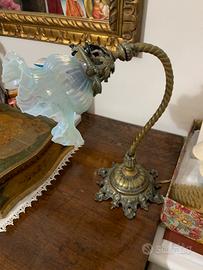 Lampada da tavolo antica con paralume in vetro