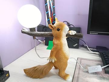 Lampada da tavolo comodino forma scoiattolo resina