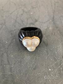 Anello in ebano con perle