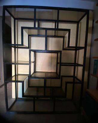 Libreria in ottonevintage con mensole in cristallo
