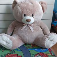 Orso grande di peluche