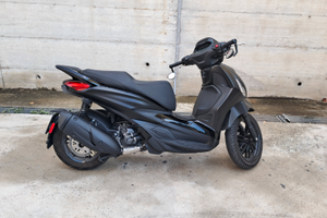 Beverly 300 Deep Black