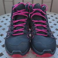 Scarponi trekking donna.