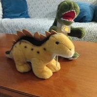 Due dinosauri in morbido peluche