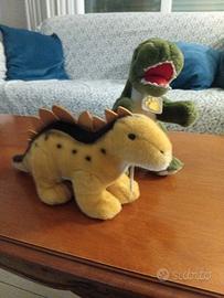 Due dinosauri in morbido peluche