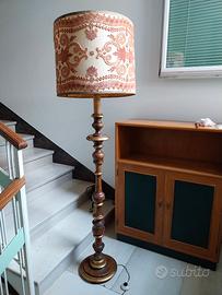 Lampada da terra in legno lavorato