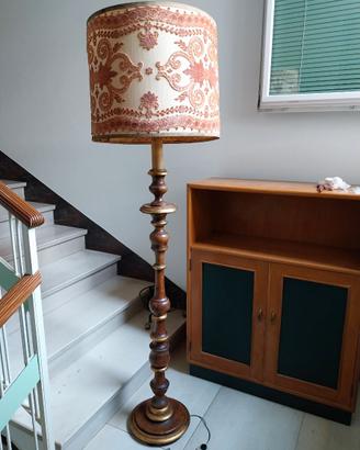 Lampada da terra in legno lavorato