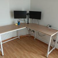 Scrivania in perfette condizioni, come nuova.