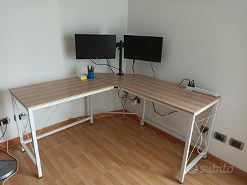 Scrivania in perfette condizioni, come nuova.