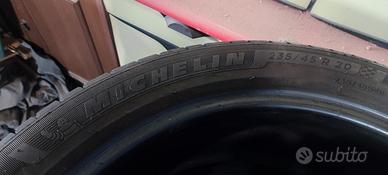 gomme  235/45 R20