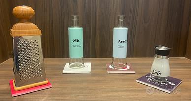 Set olio/aceto/sale/grattugia + 4 sottobicchieri