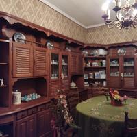 Salotto in legno, tavolo rotondo divano e poltrone