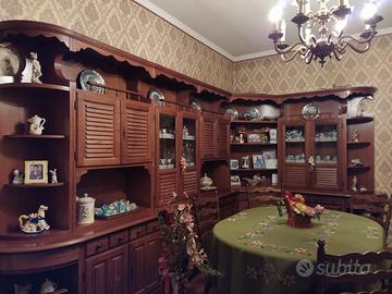 Salotto in legno, tavolo rotondo divano e poltrone