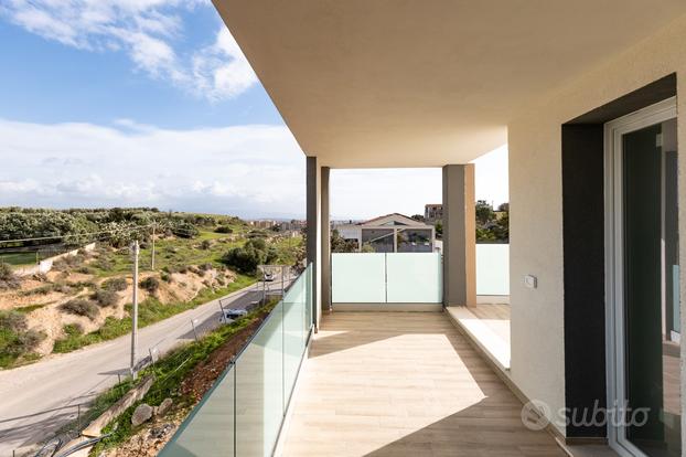 Trivano con Terrazza a Livello e Veranda Coperta