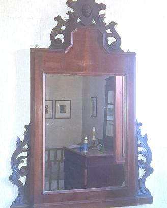 Specchiera antica da parete in legno intagliato
