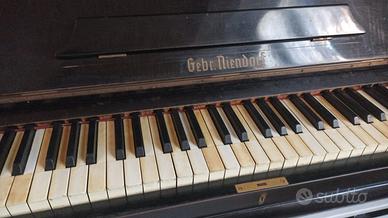 Pianoforte vert Gebr. Niendorf - piano vintage