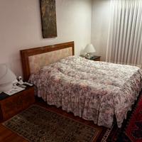 Letto in radica, con comodini, sedie, paravento