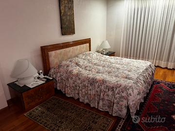 Letto in radica, con comodini, sedie, paravento