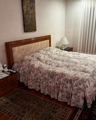 Letto in radica, con comodini, sedie, paravento
