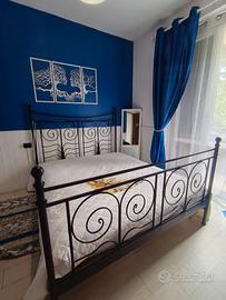 struttura letto in ferro e doghe in legno