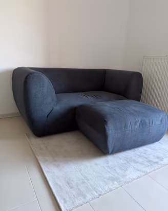 Divano 2 posti con pouf un po’ trattabili