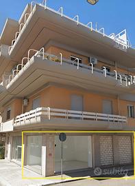 Locale Commerciale Angolare Ad Uso Investimento