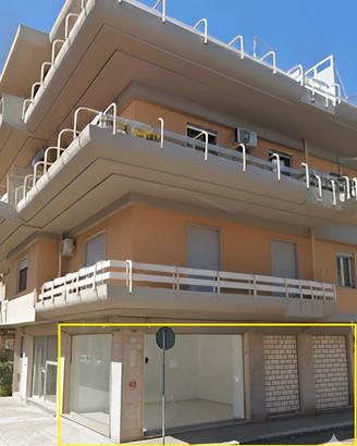 Locale Commerciale Angolare Ad Uso Investimento