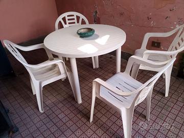 Tavolo e 4 sedie da giardino