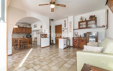 TRE LOCALI IN DUPLEX CON DOPPI SERVIZI, BOX E CANT