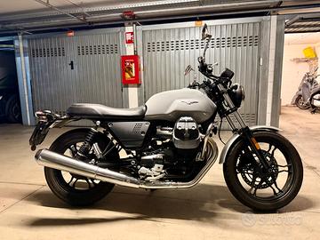 Moto Guzzi V7 III — 2018 — Milano