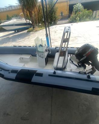 Gommone da pesca o diporto