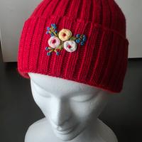 Berretto in misto Cashmere con ricamo a mano flore