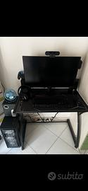 Pc con monitor e altri accessori