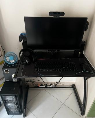 Pc con monitor e altri accessori