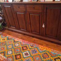 Credenza in legno noce massello in arte povera. 