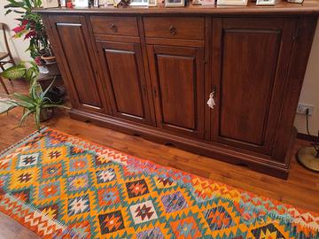 Credenza in legno noce massello in arte povera. 