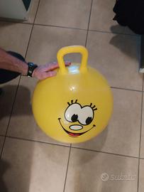 Palla da gioco balza e rimbalza