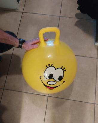 Palla da gioco balza e rimbalza