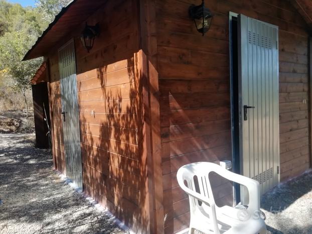 Terreno con casetta in legno e gazebo