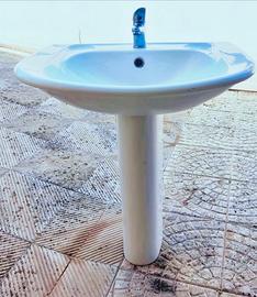 Lavabo con colonna. Colore bianco.Con rubinetto