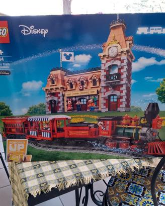 Lego Disney 71044  Treno e stazione Disney 