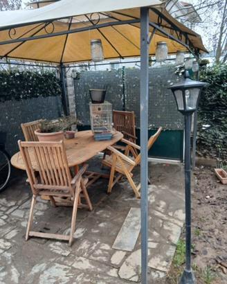 Gazebo con tavolo in legno