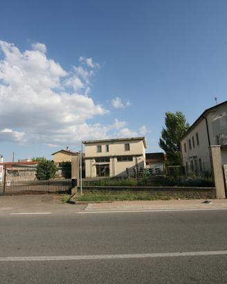 CC88 - Sinalunga in zona centrale capanno
