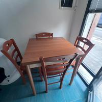Tavolo con 4 sedie