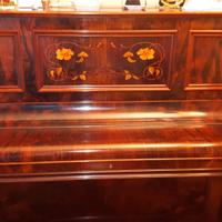 Antico pianoforte verticale intarsiato.