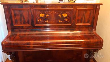 Antico pianoforte verticale intarsiato.