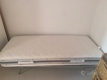 Materasso una piazza con letto in rete di ferro