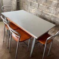 Tavolo con quattro sedie