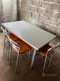 Tavolo con quattro sedie